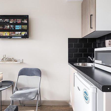 Hatch End Serviced Ensuite Modern Studio - Sleeps 2 - Near Wembley Stadium - Good Transport Link To Central London - Harrow Ha3 מראה חיצוני תמונה