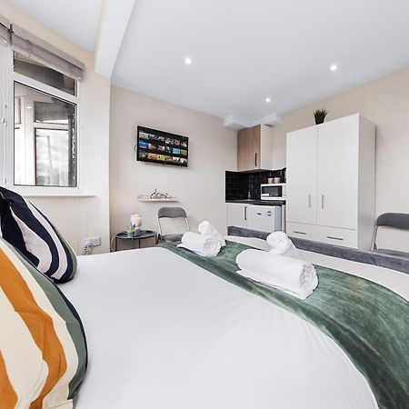 Hatch End Serviced Ensuite Modern Studio - Sleeps 2 - Near Wembley Stadium - Good Transport Link To Central London - Harrow Ha3 מראה חיצוני תמונה