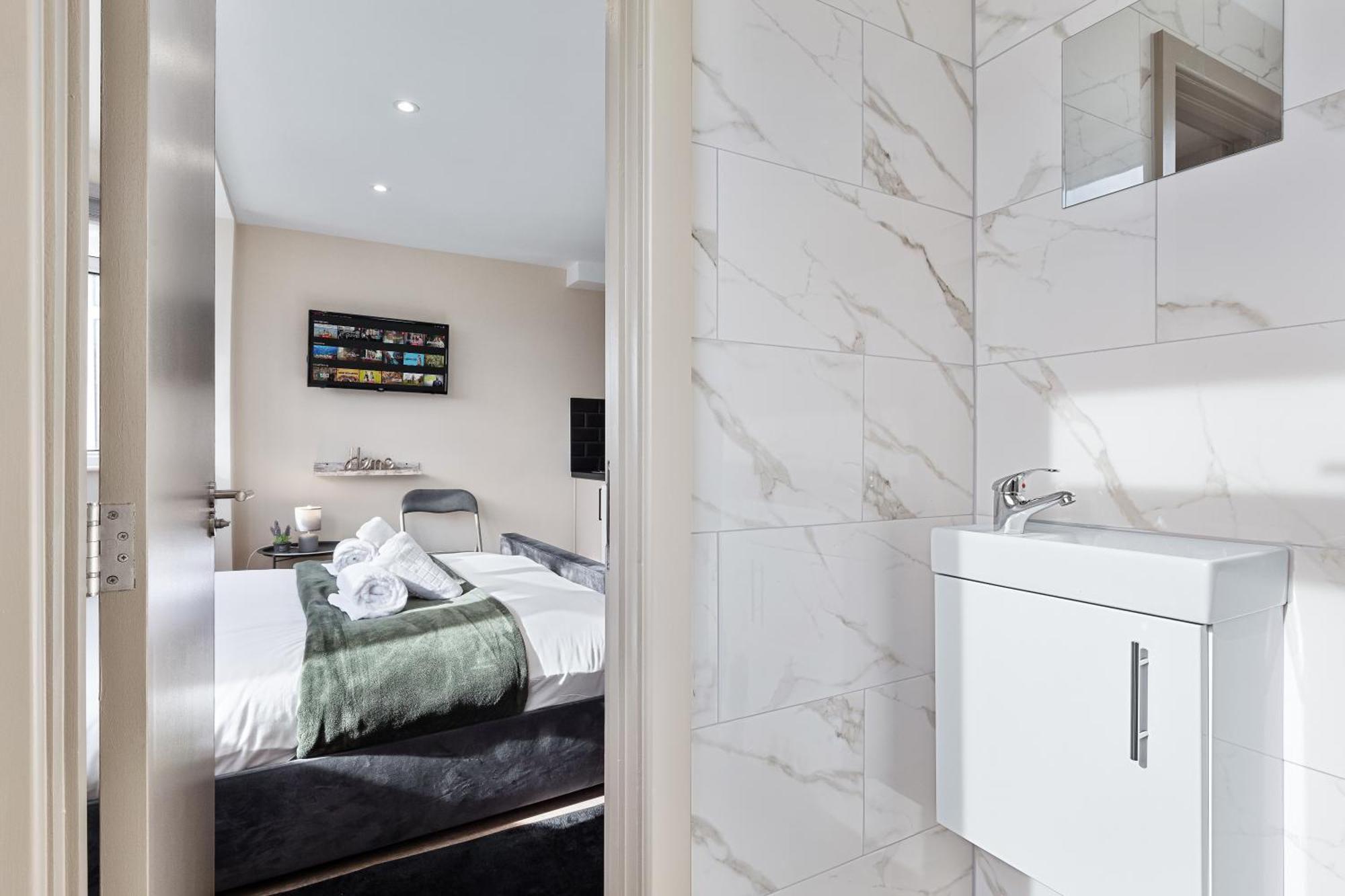 Hatch End Serviced Ensuite Modern Studio - Sleeps 2 - Near Wembley Stadium - Good Transport Link To Central London - Harrow Ha3 מראה חיצוני תמונה