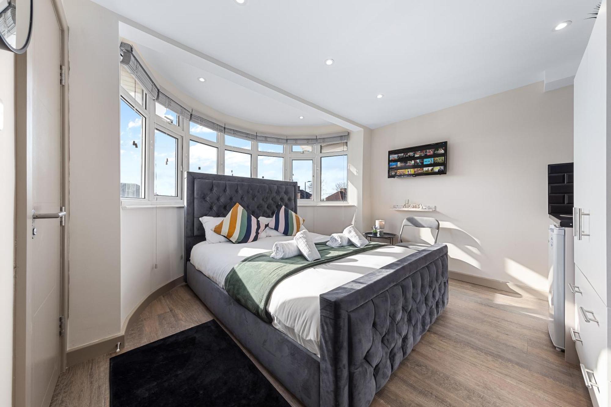 Hatch End Serviced Ensuite Modern Studio - Sleeps 2 - Near Wembley Stadium - Good Transport Link To Central London - Harrow Ha3 מראה חיצוני תמונה