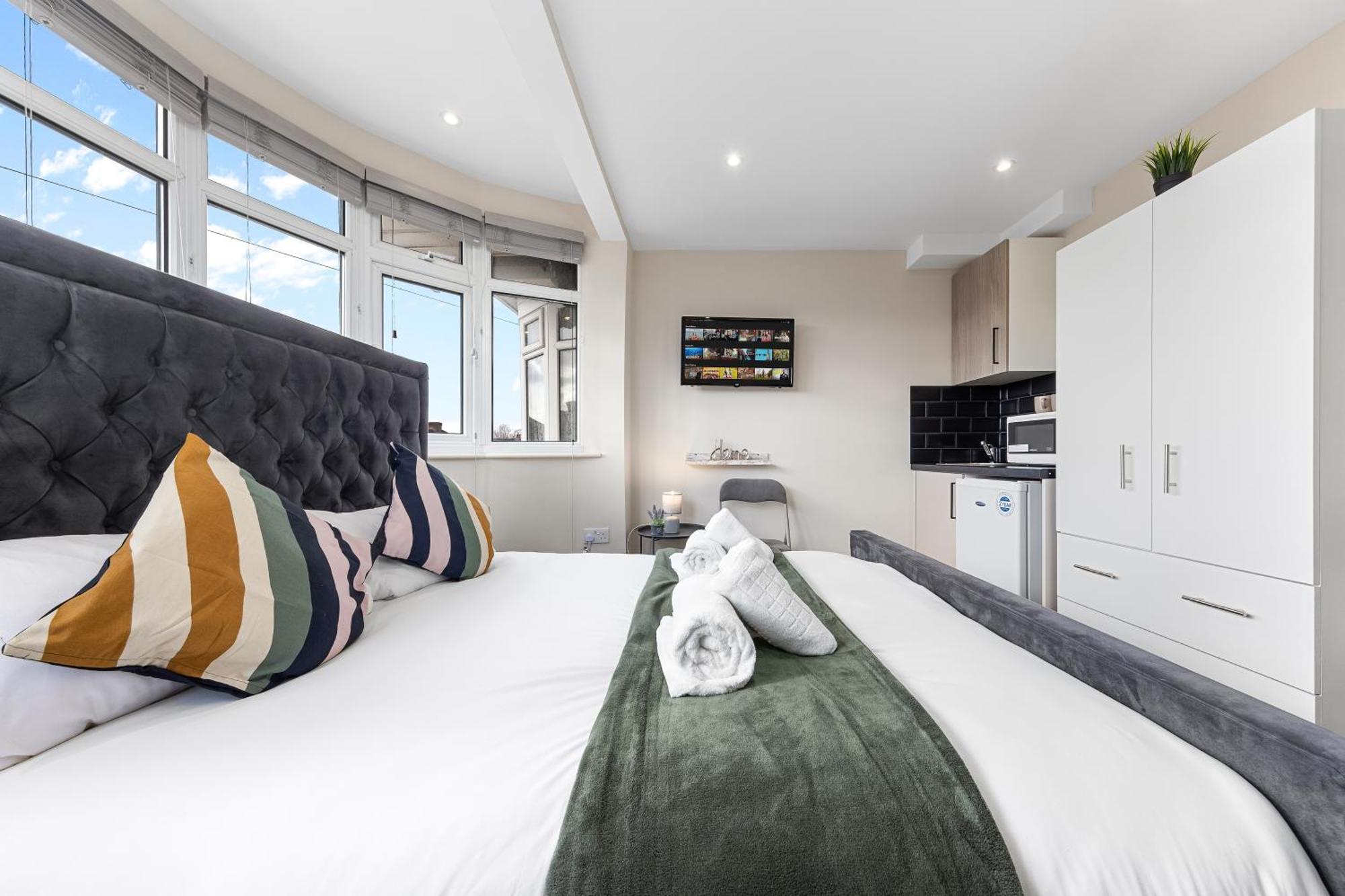 Hatch End Serviced Ensuite Modern Studio - Sleeps 2 - Near Wembley Stadium - Good Transport Link To Central London - Harrow Ha3 מראה חיצוני תמונה